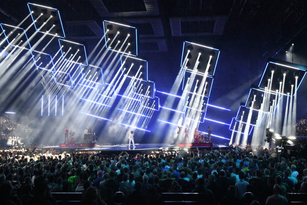 Lineare Leuchten auf Overhead-LED-Würfeln